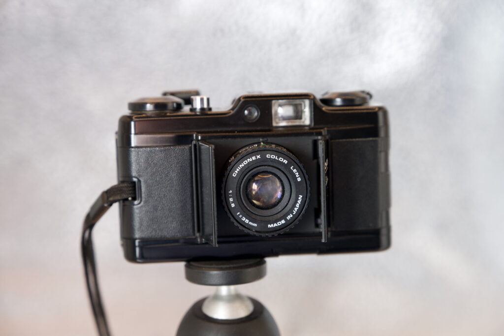 Chinon Bellami 35mm Compact Camera - lens doors open